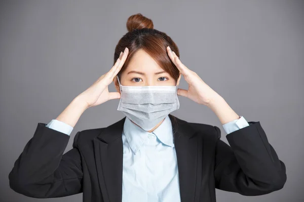 Genç Bir Kadın Baş Ağrısı Olan Tıbbi Bir Maske Takıyor — Stok fotoğraf
