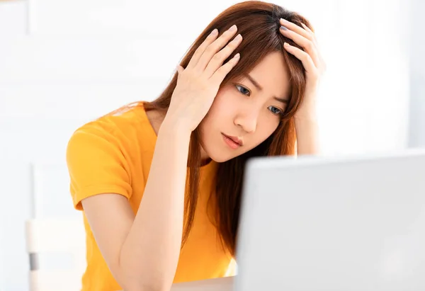 Estressado Jovens Usando Laptop Casa — Fotografia de Stock