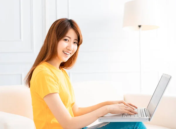 Uśmiechnięta Młoda Kobieta Pracująca Laptopie Domu — Zdjęcie stockowe