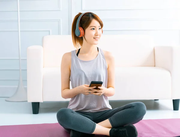 Junge Frau Praktiziert Yoga Hause Wohnzimmer — Stockfoto