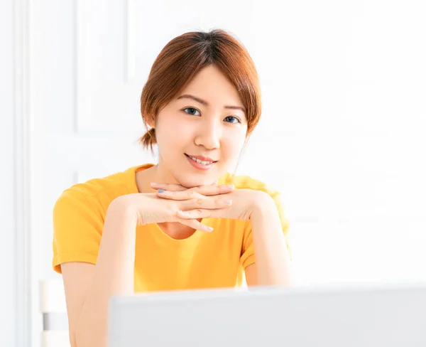 Lachende Jonge Vrouw Werken Laptop Thuis — Stockfoto