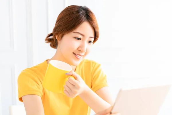 Sonriente Joven Mujer Trabajando Ordenador Portátil Casa — Foto de Stock