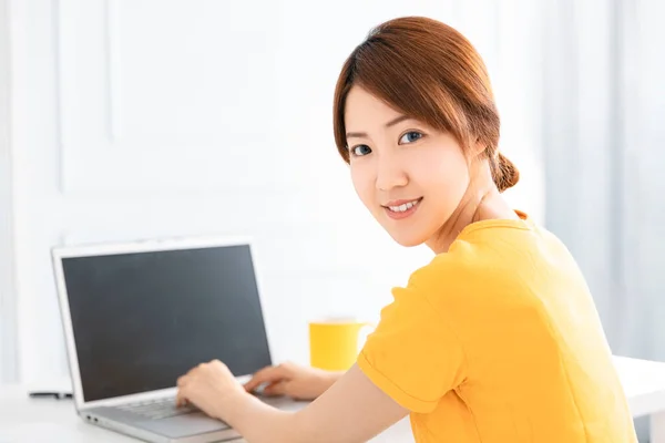 Усміхнена Молода Жінка Працює Ноутбуці Вдома — стокове фото