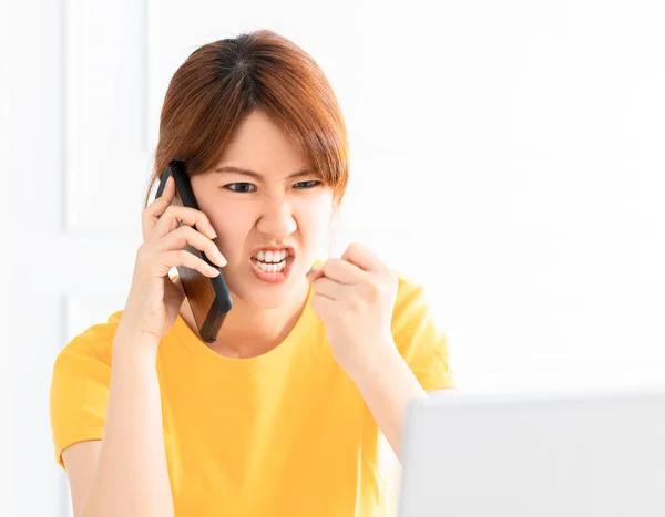 Jovem Irritada Gritando Telefone Celular Enquanto Trabalhava Laptop — Fotografia de Stock