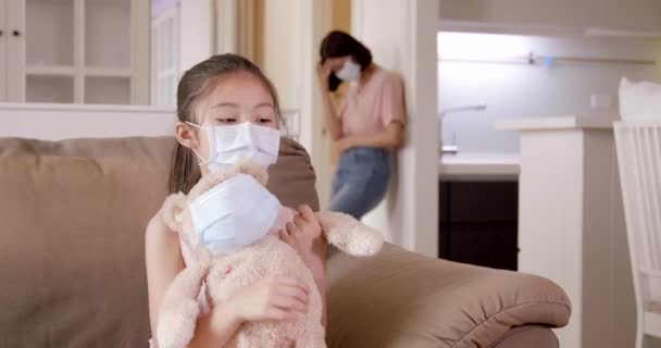 Childchild Mother Medical Masks While Coronavirus Quarantined Home Mother Medical — Stock Video