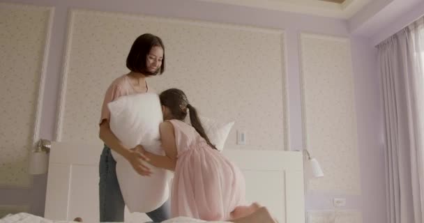 Feliz Madre Hija Jugando Cama Dormitorio — Vídeo de stock