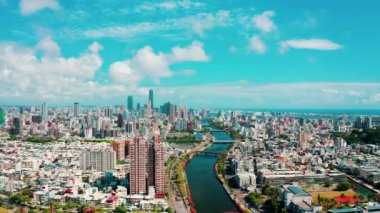 Aşk nehri ve Kaohsiung şehrinin havadan görünüşü. Tayvan