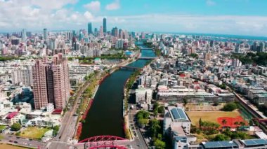 Aşk nehri ve Kaohsiung şehrinin havadan görünüşü. Tayvan