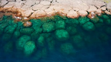 Hava manzaralı kaya ve mavi deniz kıyısı