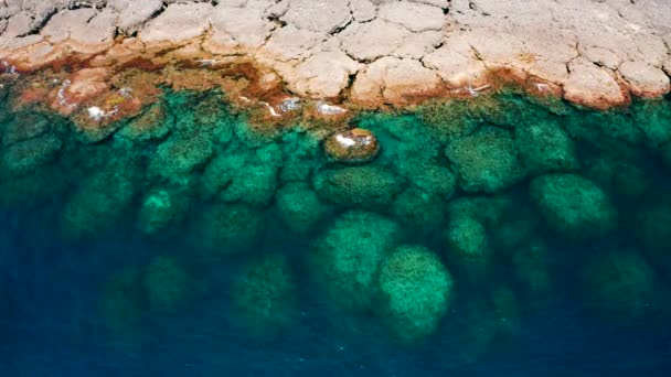 Uitzicht Vanuit Lucht Kustlijn Rots Blauwe Zee — Stockvideo