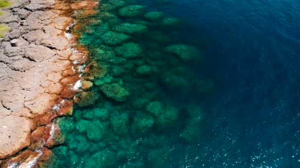 Αεροφωτογραφία Ακτογραμμή Βράχος Και Γαλάζια Θάλασσα — Αρχείο Βίντεο