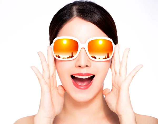 Młoda Piękność Nosząca Okulary Przeciwsłoneczne Koncepcjami Lata Ciepła — Zdjęcie stockowe