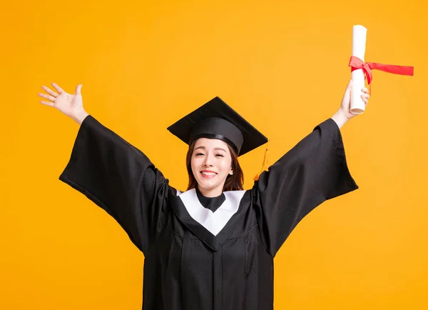 Gelukkig Jong Vrouw Diploma Toga Houder Diploma Met Succes Gebaar — Stockfoto