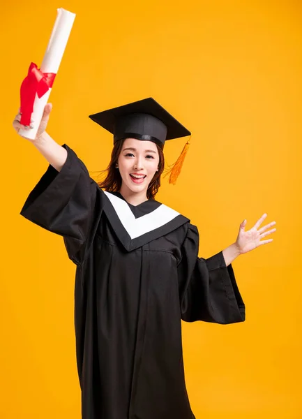 Mezuniyet Elbisesi Içinde Diplomasını Gösteren Mutlu Genç Bir Kadın — Stok fotoğraf