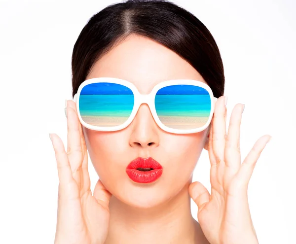 Primer Plano Joven Belleza Gafas Sol Con Reflejo Playa — Foto de Stock