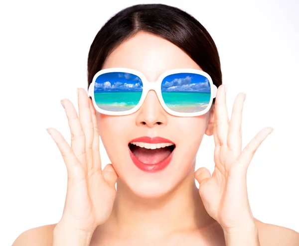Jovem Beleza Feliz Óculos Sol Com Reflexo Praia — Fotografia de Stock