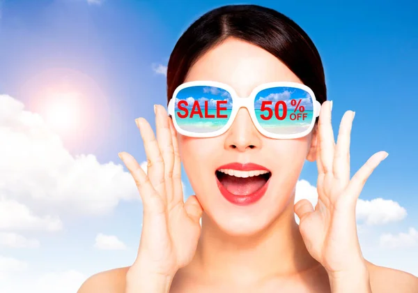 Happy Young Beauty Sunglasses Summer Shopping Sale Discount Concepts — Stock Photo, Image