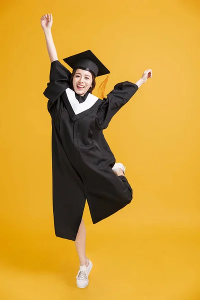 Jovem Feliz Vestidos Graduação Dançando Para Celebração — Fotografia de Stock