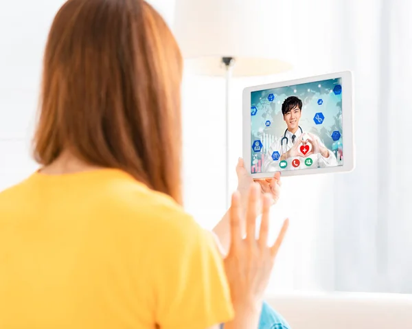 Ung Kvinna Videochatt Med Läkare Digital Tablett — Stockfoto