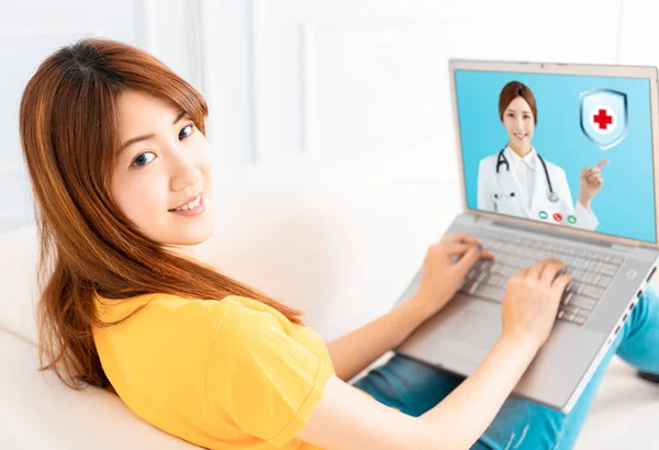 Ung Kvinna Video Chatta Med Läkare Bärbar Dator — Stockfoto