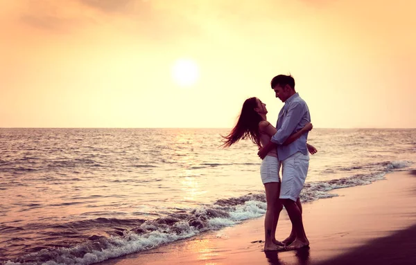 Romántico Joven Pareja Abrazo Playa Atardecer —  Fotos de Stock