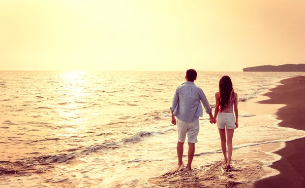 Jovem Casal Andando Praia Pôr Sol — Fotografia de Stock