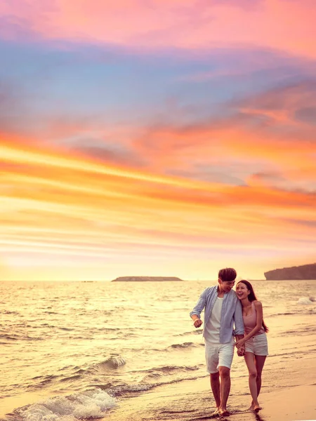 Feliz Asiática Joven Pareja Caminando Playa Atardecer —  Fotos de Stock