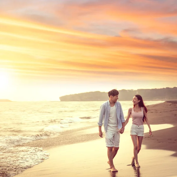 Gelukkig Aziatisch Jong Paar Wandelen Het Strand Bij Zonsondergang — Stockfoto