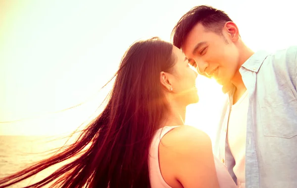 Amando Asiático Jovem Casal Beijando Pôr Sol Dia Dos Namorados — Fotografia de Stock