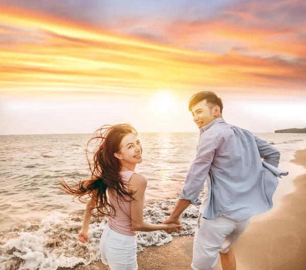 Romantik Çift Gün Batımında Sahilde Eğleniyor — Stok fotoğraf