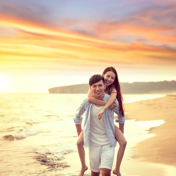 Heureux Jeune Homme Donnant Femme Piggyback Sur Été Plage — Photo