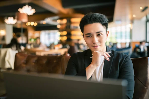 Joven Hombre Negocios Que Trabaja Ordenador Portátil Cafetería — Foto de Stock