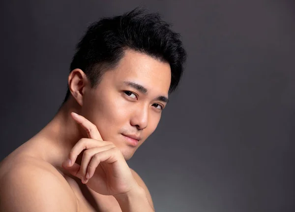 Close Van Aantrekkelijke Jonge Aziatische Man Gezicht — Stockfoto