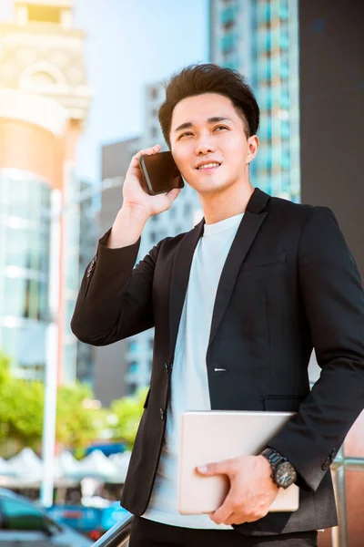 Homem Negócios Andando Rua Falando Telefone — Fotografia de Stock