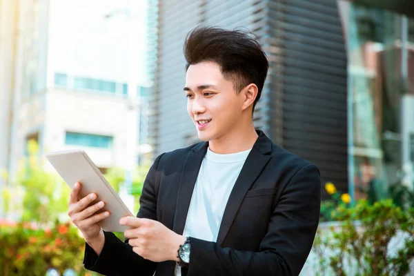 Uomo Affari Con Tablet Che Cammina Strada — Foto Stock