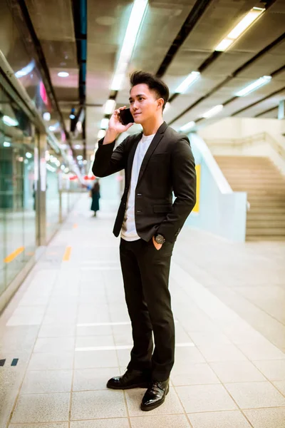 Biznesmen Rozmawiający Przez Smartfon Czekający Peronie Kolejowym — Zdjęcie stockowe