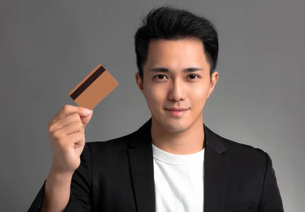 Mladý Asijský Obchodní Muž Ukazující Kreditní Kartu Izolované Přes Šedé — Stock fotografie