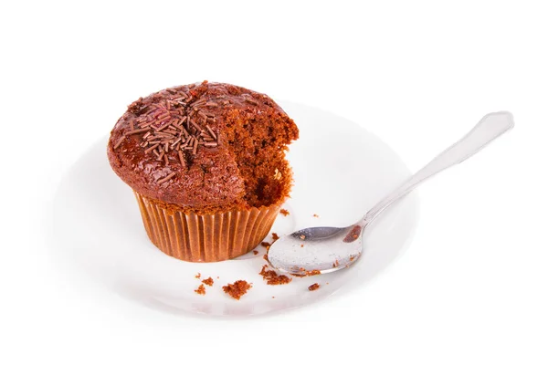 Chocolade muffin op een witte plaat geïsoleerd — Stockfoto