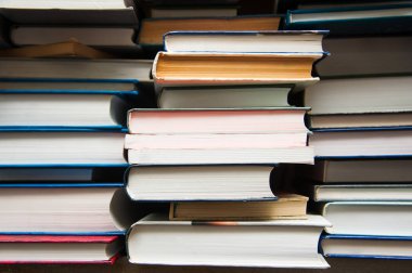 eski kitaplar kitap raf arka plan üzerinde