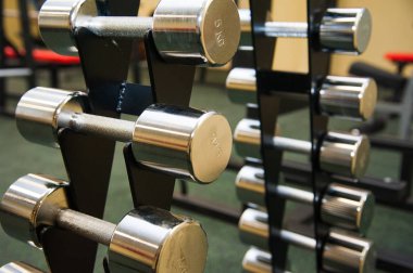 Ekipmanlı bir spor salonu.