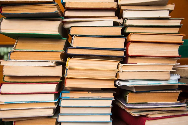 Bir kitaplıkta. Eski kitaplar kitap raf arka plan üzerinde