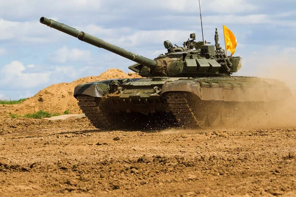 Ordu tank. Yaz askeri tatbikatları.