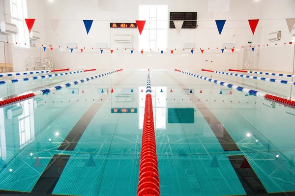 Pruhy soutěže bazén — Stock fotografie
