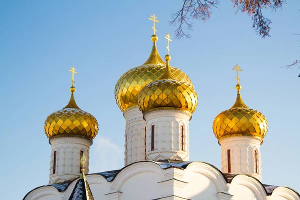 Złote kopuły kościoła na tle niebieskiego nieba — Zdjęcie stockowe