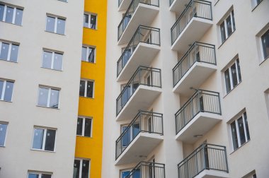 Gökyüzüne karşı yepyeni bir apartman.