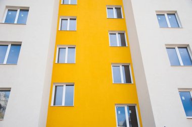 Gökyüzüne karşı yepyeni bir apartman.