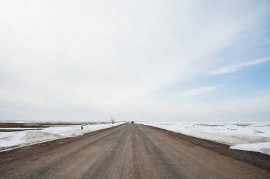 Kış günü kırsal alanda yalnız yol
