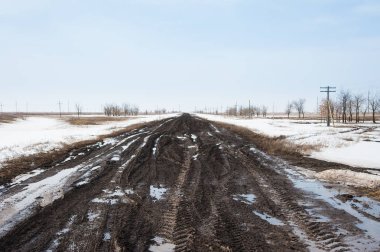 Bahar kirli ülkede yol üzerinde yağmur su birikintileri
