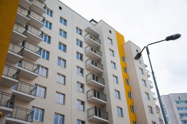 Gökyüzüne karşı yepyeni bir apartman.