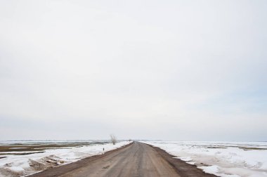 Kış günü kırsal alanda yalnız yol